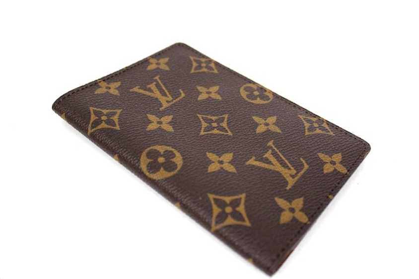 Time to travel the world with the Louis Vuitton passport case